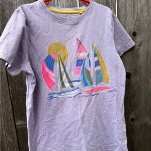 9-10y EUC Mini Boden Lavender Tee with Colorful Sailboat Graphic